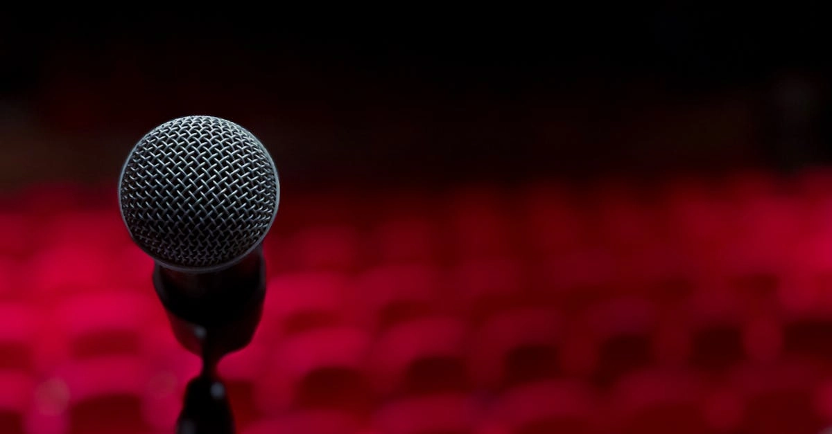 Автолюбитель выступает перед аудиторией с презентацией об автомобилях