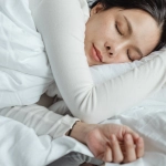 Водитель отдыхает с мобильным устройством во время перерыва в поездке