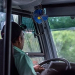 Водитель за рулем после посещения казино обдумывает безопасность поездки