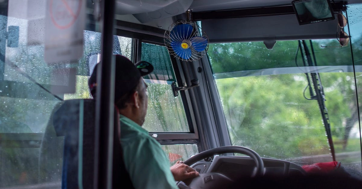 Водитель за рулем после посещения казино обдумывает безопасность поездки