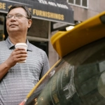 Водитель отдыхает с игрой Sugar Rush между поездками