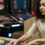 Водитель отвлекается на мобильное устройство с игровым приложением за рулем